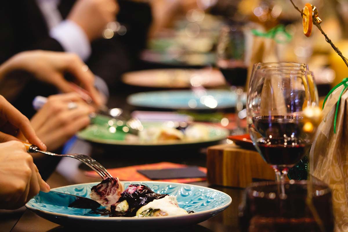 people eating in best restaurant in toronto